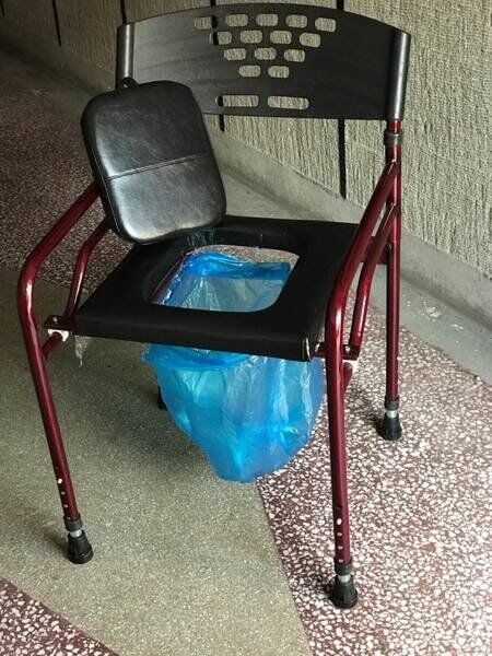 Hasta Tuvaleti Deri Döşemeli